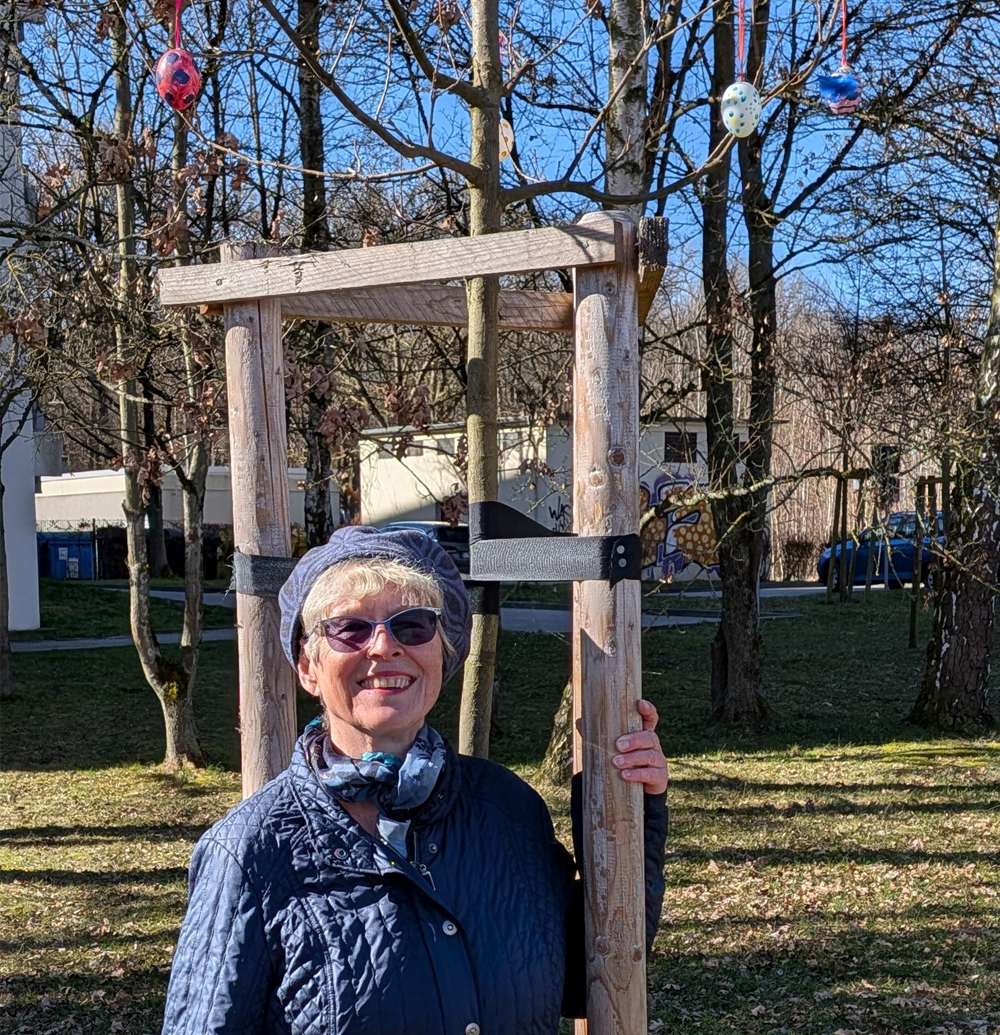 Reinhild Zimmermann steht an einem geschmückten Baum.