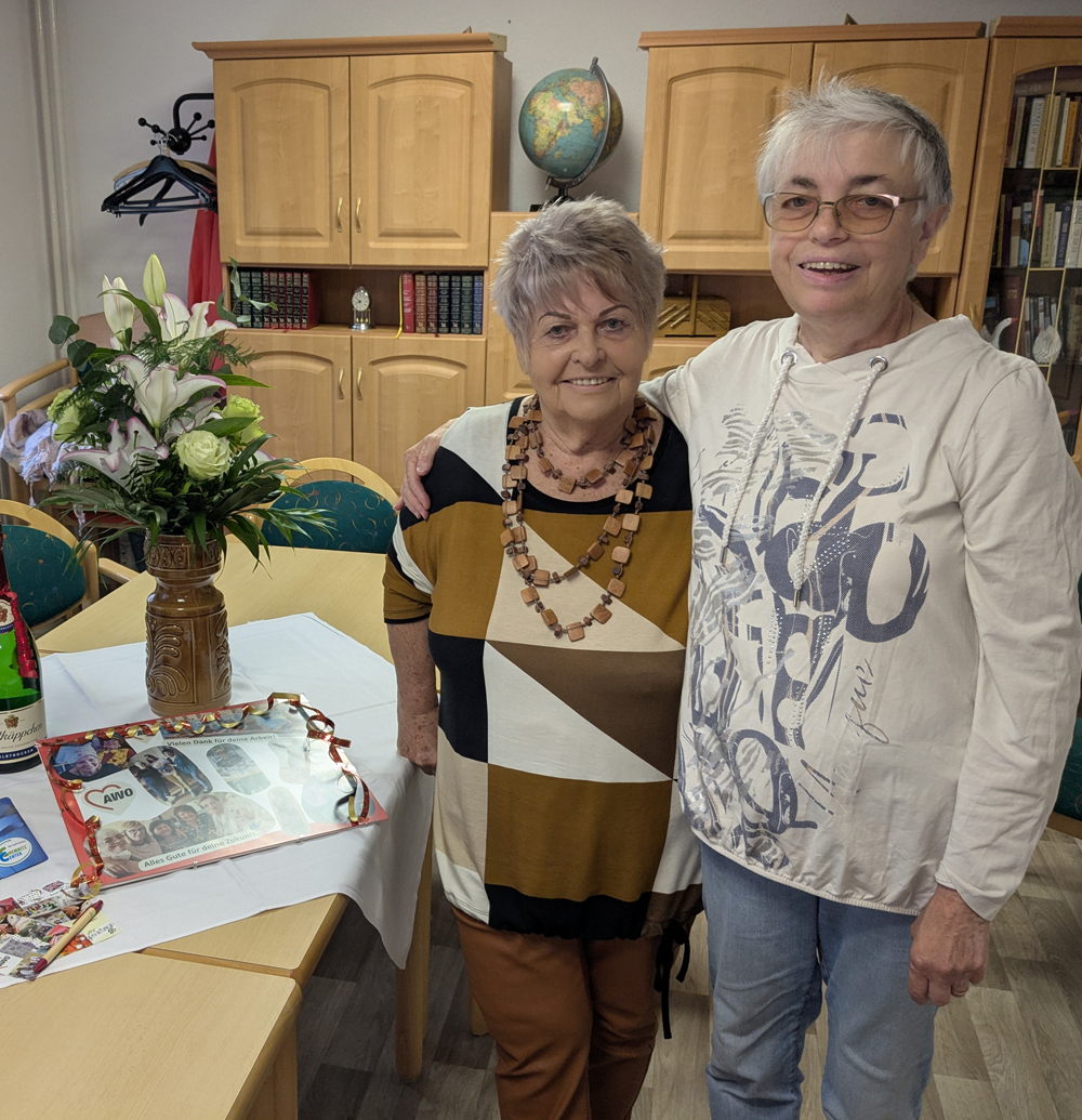 Zwei Frauen lächeln in die Kamera