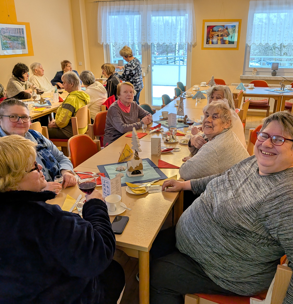 Viele Frauen sitzen an den Tischen und lassen sich über Griechenland erzählen