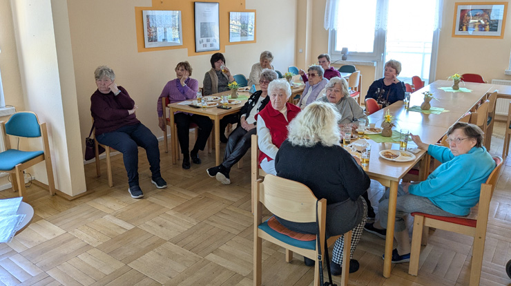 Blick auf die Gäste im großen Saal der Begegnungsstätte.