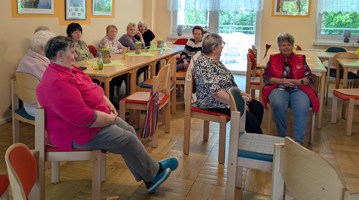 Blick auf die Gäste im großen Saal der Begegnungsstätte.